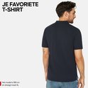 Man in donkerblauw poloshirt van achteren gezien. Model is 188 cm en draagt maat XL. 'Je favoriete T-shirt'.