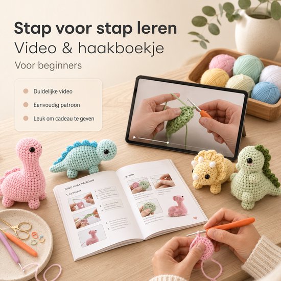 Haakset met draad, patronen, gehaakte dinosauriërs en haakbenodigdheden op tafel.