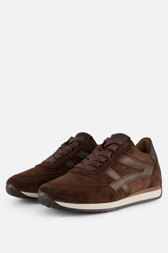 Paar bruine suède Gabor sneakers met contrasterende banden en veters.