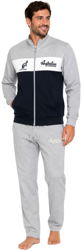 Heren trainingspak van Australian in grijs en donkerblauw. Het jack heeft een rits, een witte band met een kangoeroe-logo en 'Australian Homewear'. De broek is grijs met 'Australian' op de linker broekspijp.