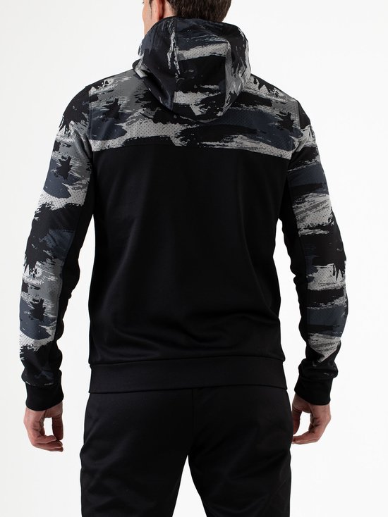 Achterkant van een man met zwart sportjack met camouflageprint op de mouwen en capuchon.