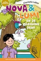 Boekomslag: Charlotte Labee presenteert 'Nova & Lumi en de Magische Deur'. Een meisje met blonde staartjes en een jongen met zwart haar staan met hun monsterlijke vrienden in een magische wereld.