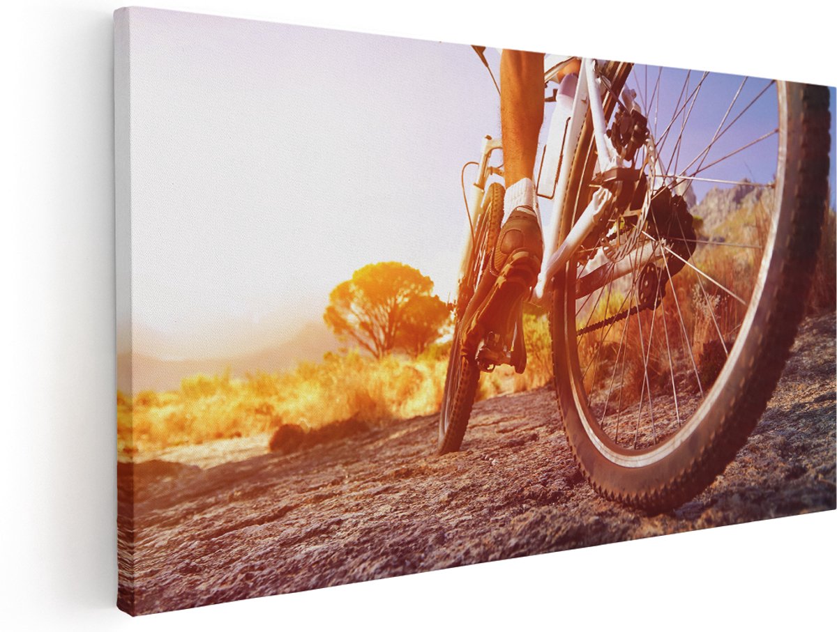 Artaza Canvas Schilderij Mountainbike Fietser op Stenen bij Zonsopgang - 180x90 cm - Groot - Wanddecoratie Woonkamer - Schilderijen - Muurdecoratie