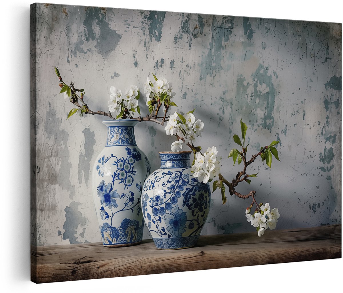 Artaza Canvas Schilderij Twee Blauwe en Witte Vazen op een Houten Tafel - 180x120 cm - Groot - Wanddecoratie Woonkamer - Schilderijen - Muurdecoratie
