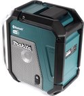 Makita bouwradio met zilveren handvat, zwarte randen en groene behuizing. Achterkant met accu-informatie.