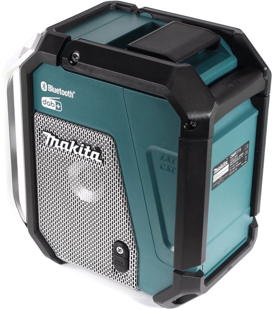 Makita bouwradio met zilveren handvat, zwarte randen en groene behuizing. Achterkant met accu-informatie.