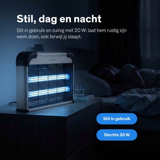 Zilverkleurige insectenlamp met blauwe UV-lampen op een nachtkastje naast een slapend persoon, werkt stil en zuinig.