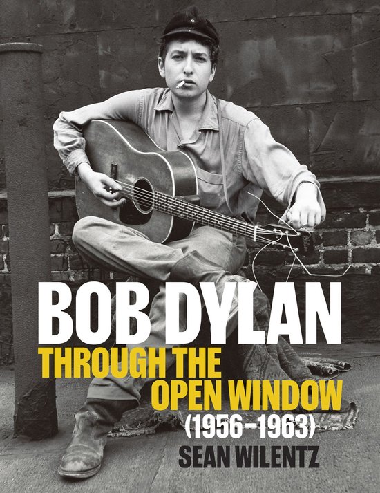 Bob Dylan met gitaar, zittend, met pet en sigaret. "Bob Dylan Through The Open Window (1956-1963) Sean Wilentz".