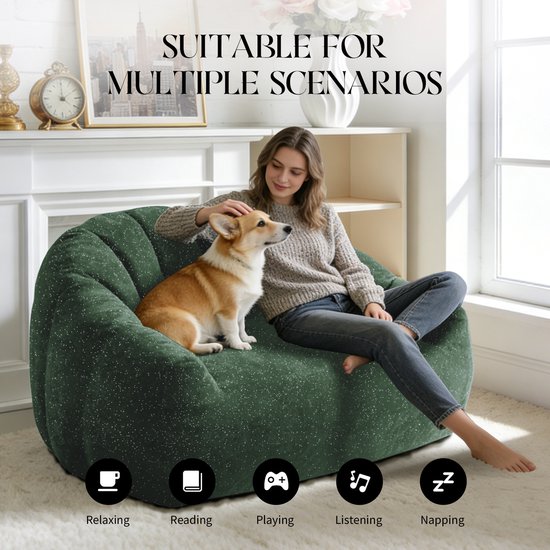 Groene zitzak met zilveren spikkels, een zittende vrouw en hond. Geschikt voor ontspannen, lezen, spelen, luisteren en dutjes.