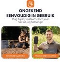 Vrouw zit buiten met telefoon naast power station en zonnepaneel. Man met telefoon en power bank.