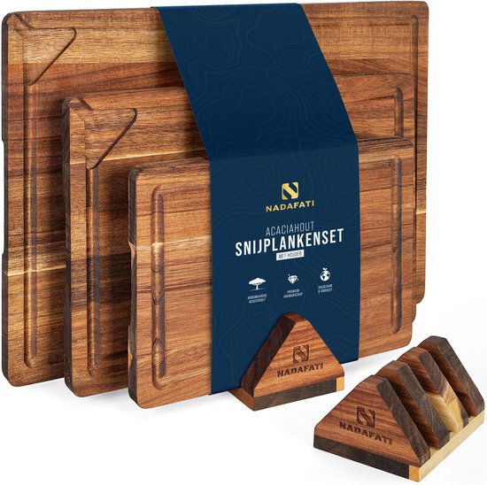 Drie houten snijplanken van acaciahout, vastgezet met een blauwe band met logo, met een houten standaard.