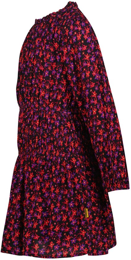 Zijaanzicht van een rood-paars gebloemde jurk met gesmokte taille en een geel 'Vingino' label aan de zijkant.