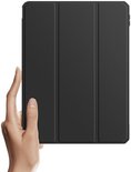 Hand die een zwarte, gevouwen tablet hoes vasthoudt.