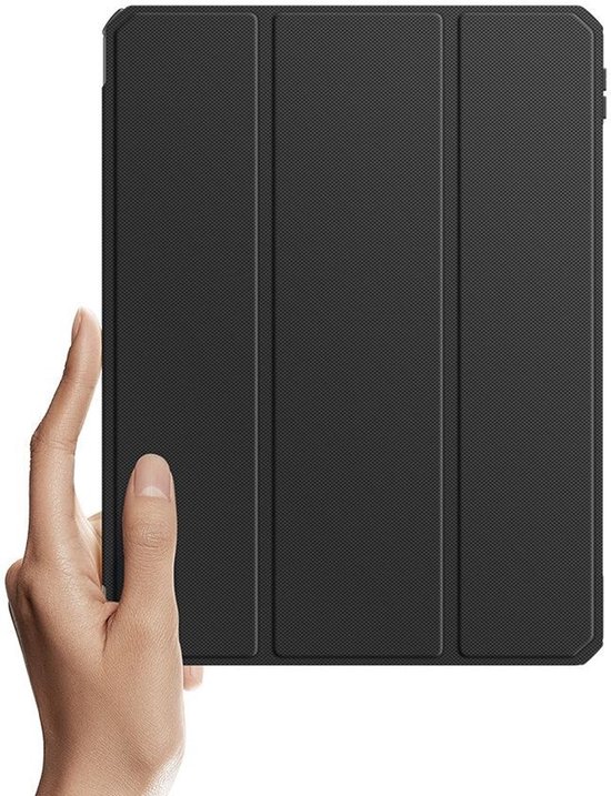 Hand die een zwarte, gevouwen tablet hoes vasthoudt.