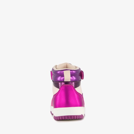 Achterkant van roze hoge sneaker met paarse en crèmekleurige accenten, glitterdetails en klittenbandsluiting.