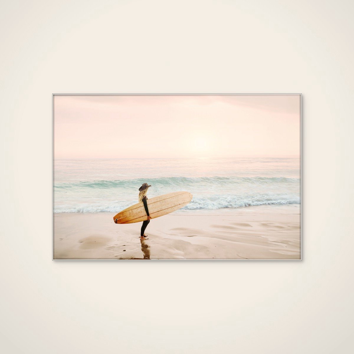 Akoestisch schilderij - 90 x 60 cm - Surfer Cowgirl van Kathrin Pienaar - Natuurlijke wanddecoratie - wit textielframe