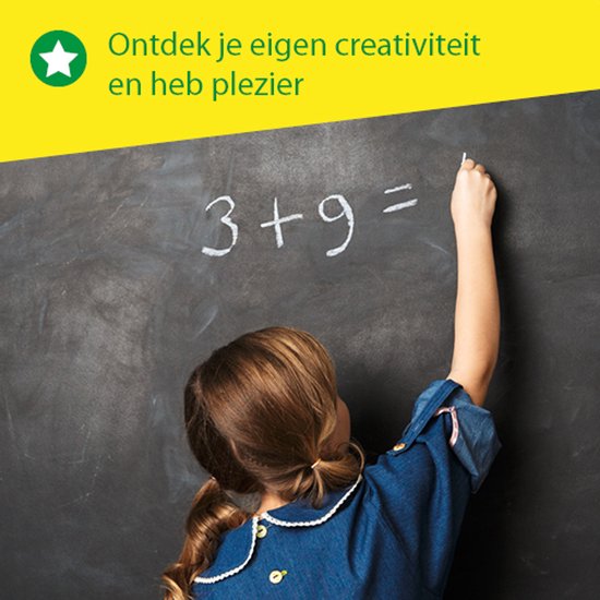 Een meisje met een spijkerjurk tekent op een krijtbord. 'Ontdek je eigen creativiteit en heb plezier'.