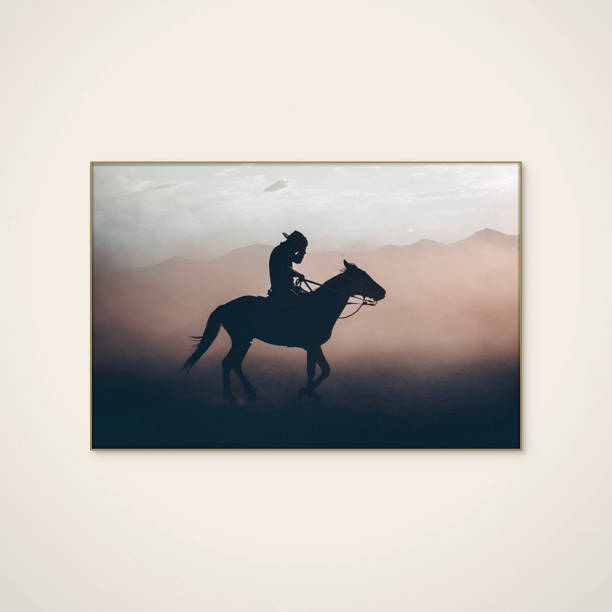 Akoestisch schilderij - 120 x 80 cm - Cowboy Sunset Ride van M. Emre Erol - Abstracte wanddecoratie - goud textielframe