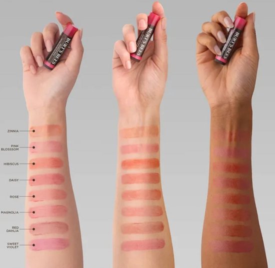 Drie armen met swatches van Burt's Bees lippenbalsems in tinten zoals Zinnia, Pink Blossom, Hibiscus, Daisy, Rose, Magnolia, Red Dahlia en Sweet Violet.