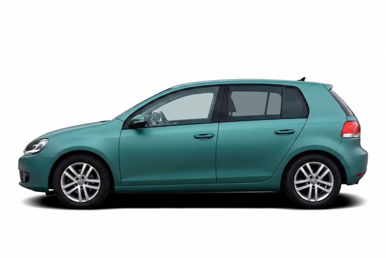 Turquoise Volkswagen Golf 6 in profiel op witte achtergrond.