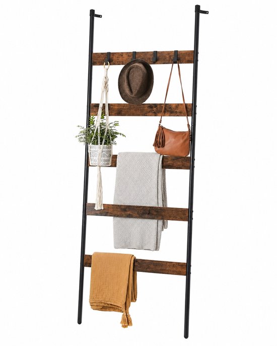 Houten dekenladder met vijf haken en houten sporten. Hangende plant, hoed, tas, grijze deken en okergele plaid.