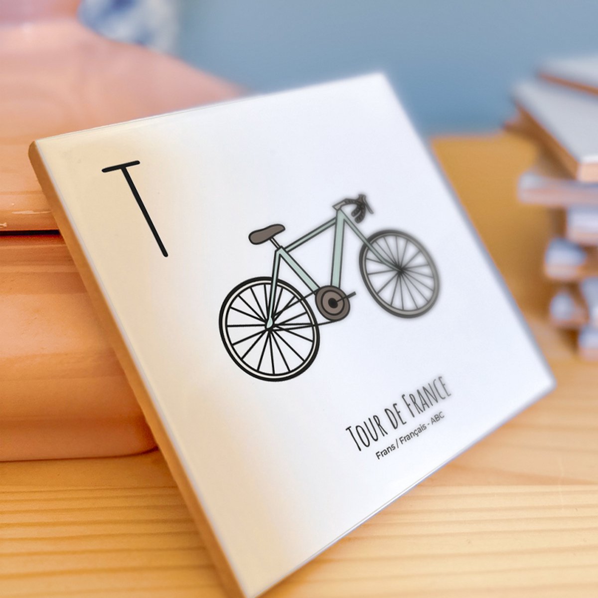 Tour de France - ABC tegeltje Frankrijk-France - Keramiek met Handgetekende Illustratie - Wanddecoratie - Woondecoratie - Relatiegeschenk - Souvenir - 10,8 x 10,8 cm