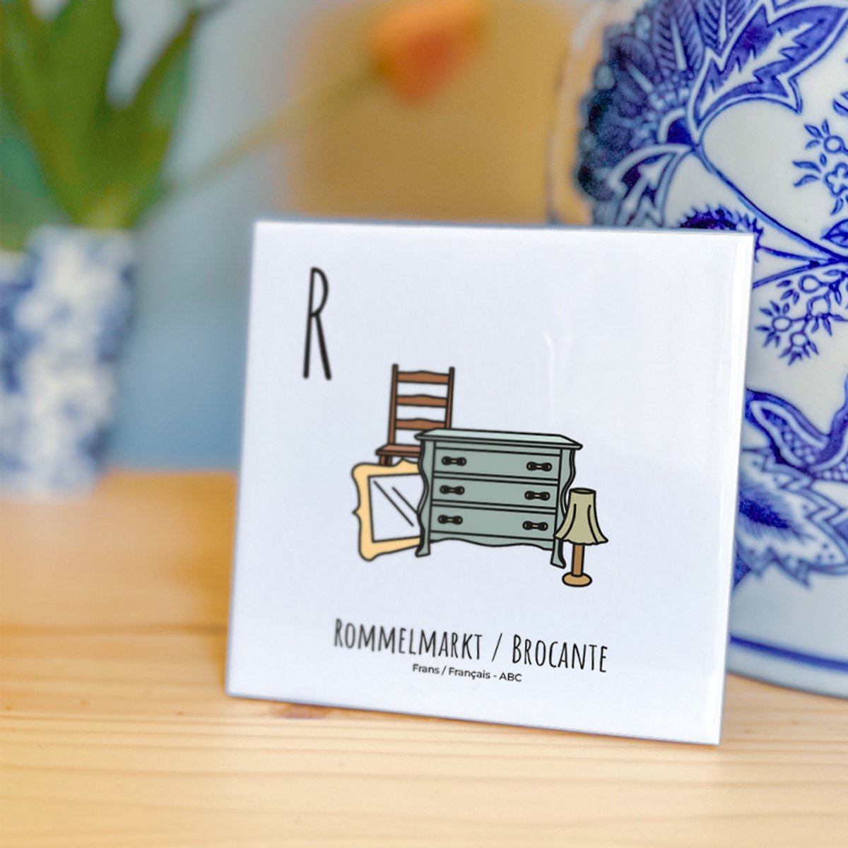 Rommelmarkt / Brocante - ABC tegeltje Frankrijk-France - Keramiek met Handgetekende Illustratie - Wanddecoratie - Woondecoratie - Relatiegeschenk - Souvenir - 10,8 x 10,8 cm