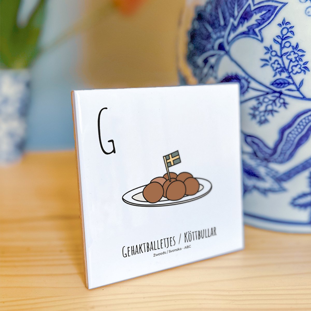 Gehaktballetjes / Köttbullar - ABC tegeltje Zweden-Sverige - Keramiek met Handgetekende Illustratie - Wanddecoratie - Woondecoratie - Relatiegeschenk - Souvenir - 10,8 x 10,8 cm