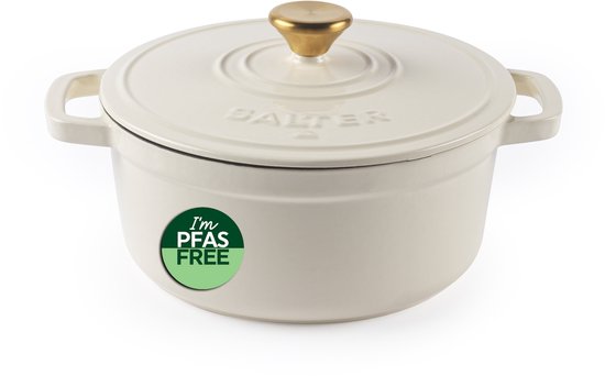 Crème Salter braadpan met gouden knop en 'I'm PFAS FREE' sticker.