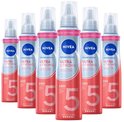 Zes NIVEA Ultra Strong styling mousse flessen, gerangschikt in een rij op een witte achtergrond.