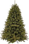 Een volle kunstkerstboom met donkergroene dennentakken op een witte achtergrond.