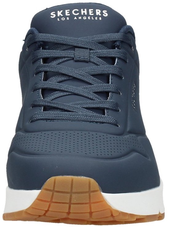 Baskets Skechers bleues, semelle blanche avec bout marron.