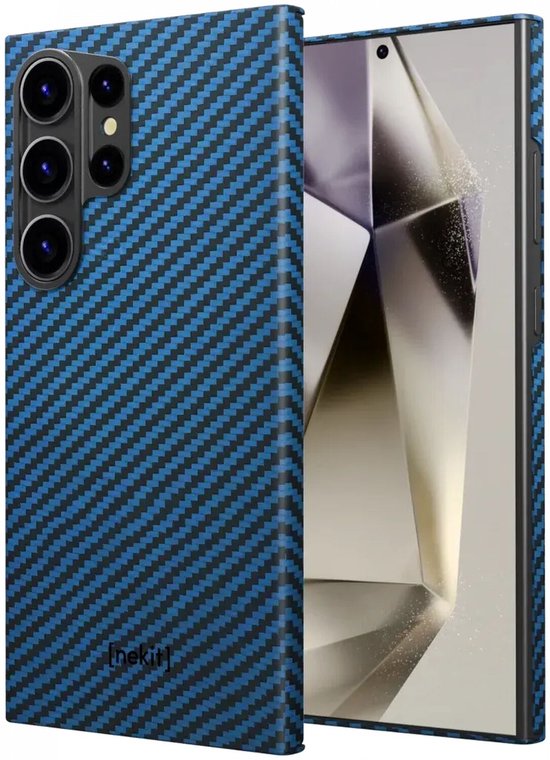 Blauwe, geruite hoes naast een telefoon. Een hoes met een blauw geruit patroon.