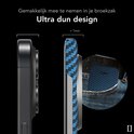 Dunnheid van de hoes vergeleken met een telefoon, past in broekzak. Blauw geruit patroon.