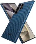 Blauw Neket Fiber telefoonhoesje met zwart rasterpatroon, naast een smartphone.