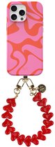 AVY Hoesje Met Telefoonkoord | Geschikt voor Apple iPhone 13 Pro | Compatibel met MagSafe | Hard Shell Back Cover | Stijlvol Bijpassend Koord 30CM | Rose Hearts | Roze