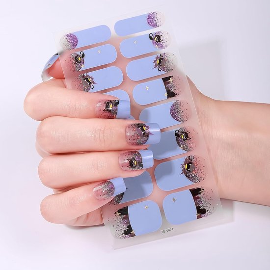 Paarse nagelstickers met katten, manen en glitter, met lila glitter accenten.