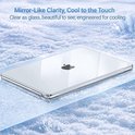 Une housse d'ordinateur portable transparente avec logo Apple, posée sur un lit de glace et de cristaux.