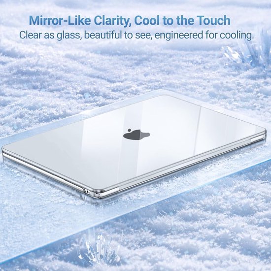 Une housse d'ordinateur portable transparente avec logo Apple, posée sur un lit de glace et de cristaux.
