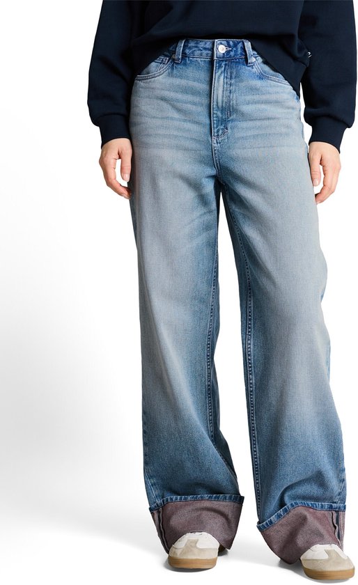 Voorkant van een wijde, lichtblauwe jeans met omgeslagen zoom.