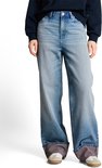 Voorkant van een wijde, lichtblauwe jeans met omgeslagen zoom.