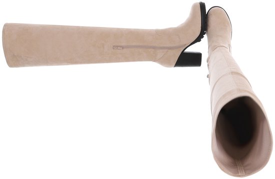 Paar beige suède overkneelaarzen met blokhak, één schoen met rits zichtbaar