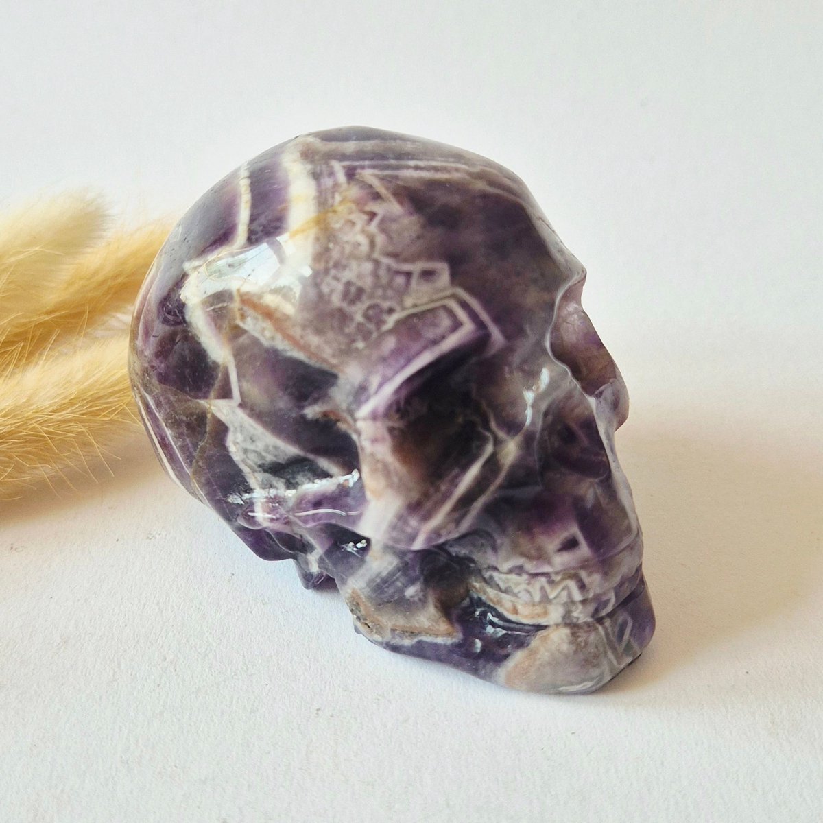 XXL Chevron Amethist Schedel 9cm – Handgesneden Dream Amethyst Skull