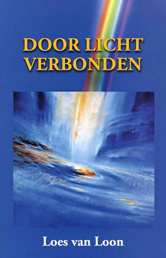 Boekcover met de titel 'DOOR LICHT VERBONDEN' en een regenboog die overgaat in een waterval.