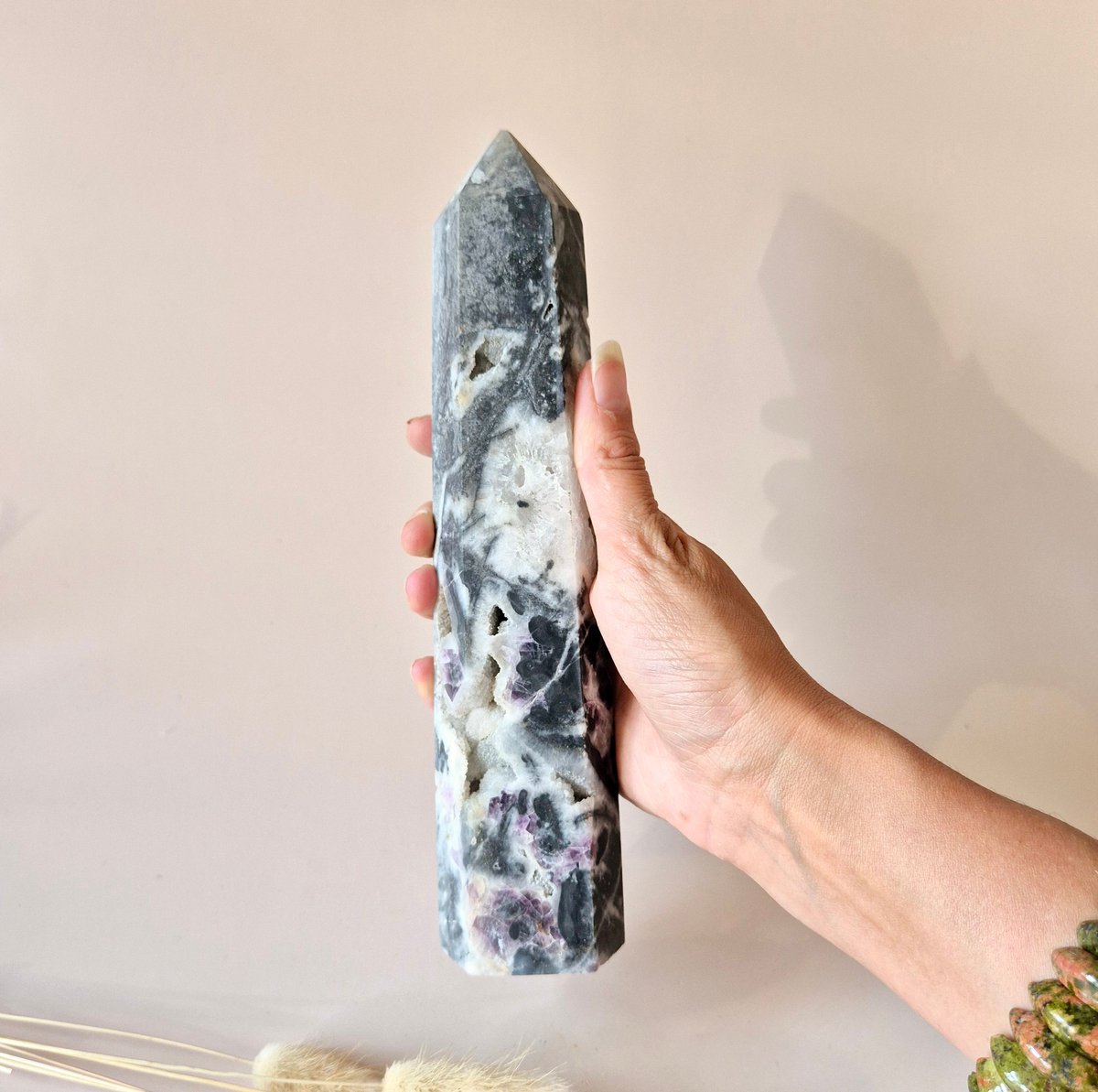 XL Lepidoliet in Kwarts met Toermalijn Toren – Emotionele rust & energetische bescherming