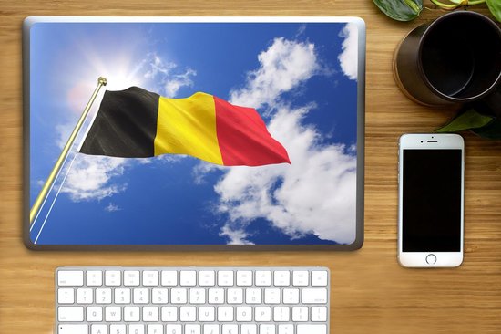 Sticker pour ordinateur portable - 15,6 pouces - Le drapeau de la België flotte dans le ciel
