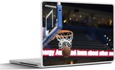 Laptop sticker - 13.3 inch - Basketbal gaat door de basket - 31x22,5cm - Laptopstickers - Laptop skin - Cover