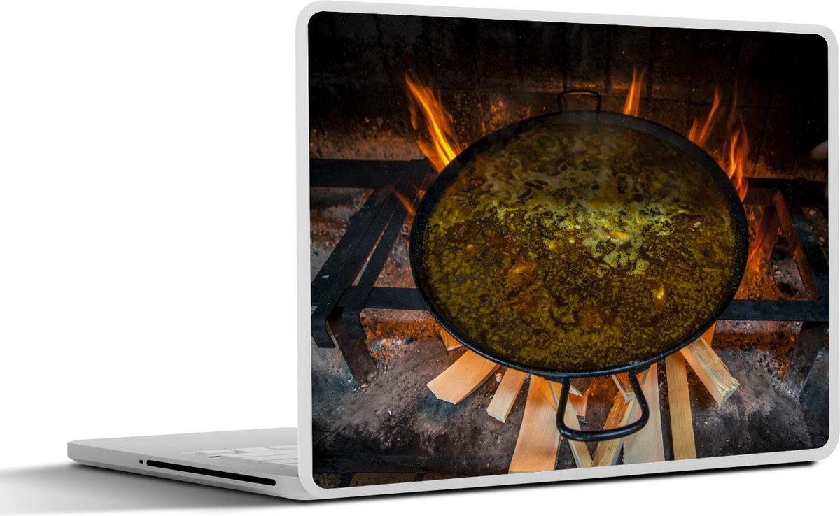 Laptop sticker - 11.6 inch - Valenciaanse paella wordt op traditionele wijze op brandhout gekookt in een grote ondiepe pan