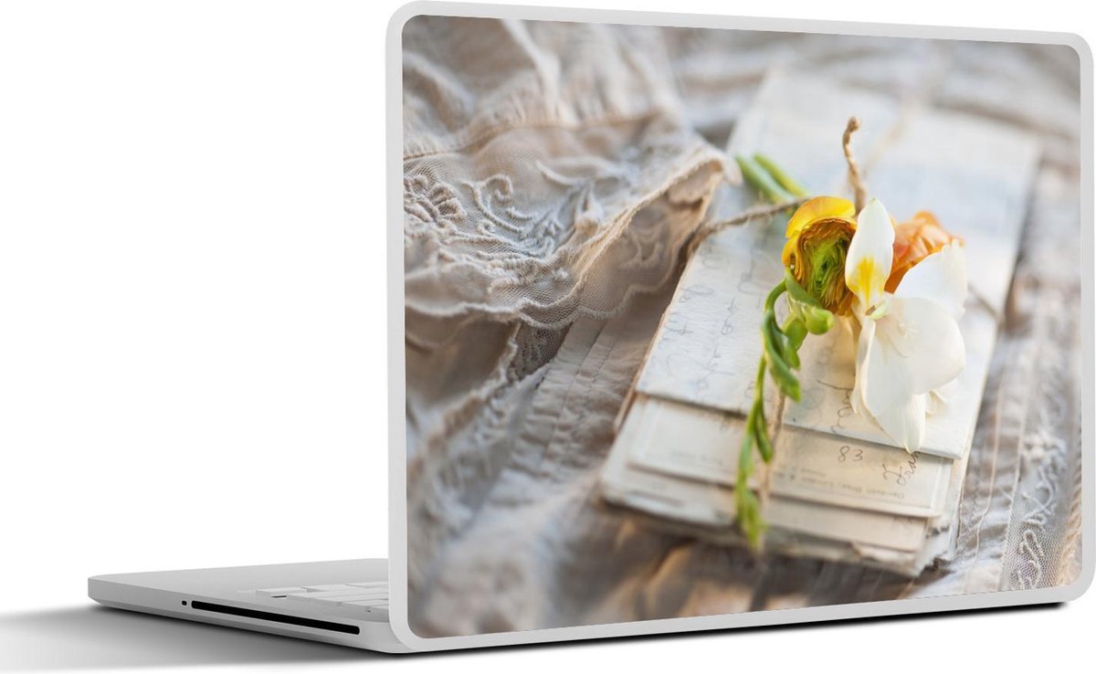 Afbeelding van product SleevesAndCases  Laptop sticker - 14 inch - Oude brieven met bloemen op een kanten kleed