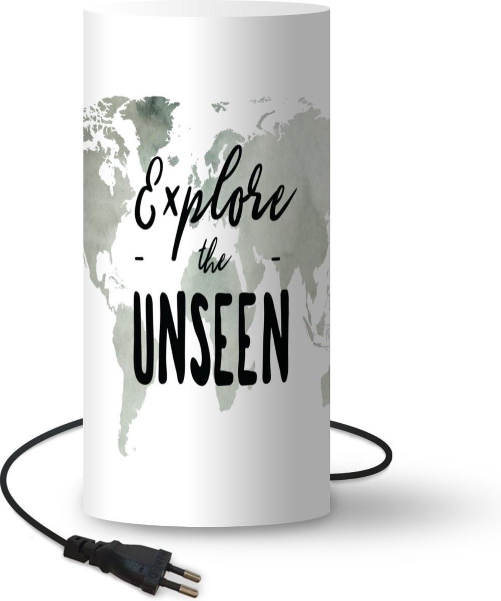 Lamp - Nachtlampje - Tafellamp slaapkamer - Wereldkaart - Wit - Quote - 33 cm hoog - Ø15.9 cm - Inclusief LED lamp